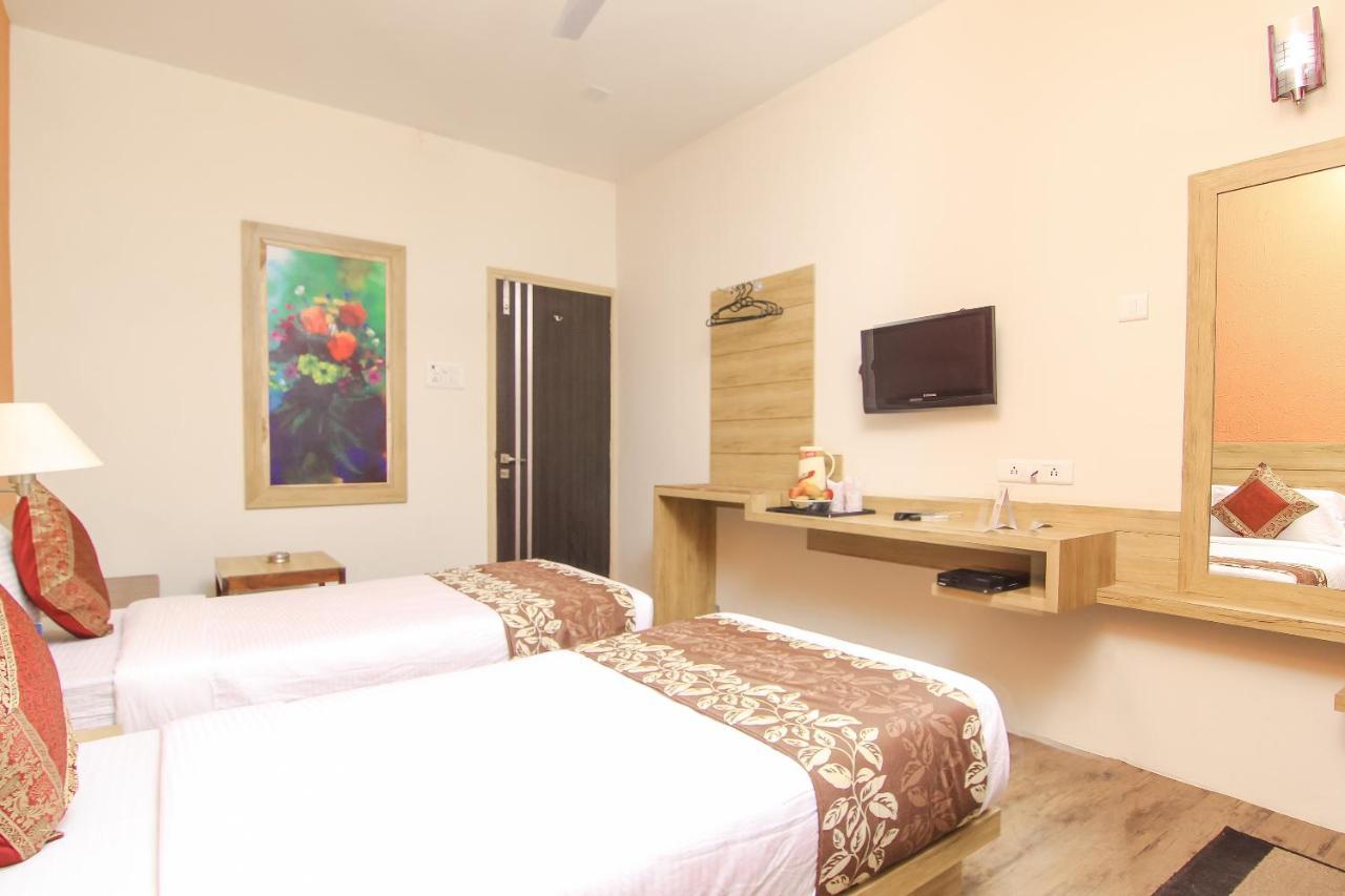 Hotel R B International Varanasi Exteriör bild