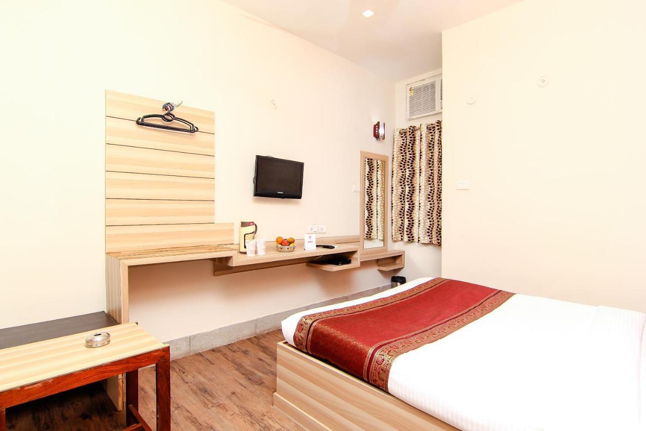 Hotel R B International Varanasi Exteriör bild