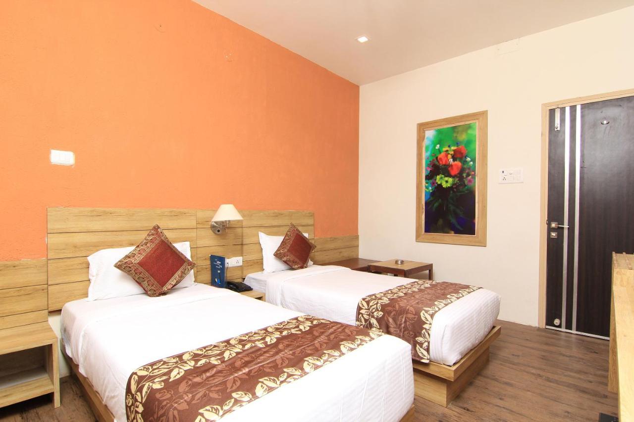 Hotel R B International Varanasi Exteriör bild
