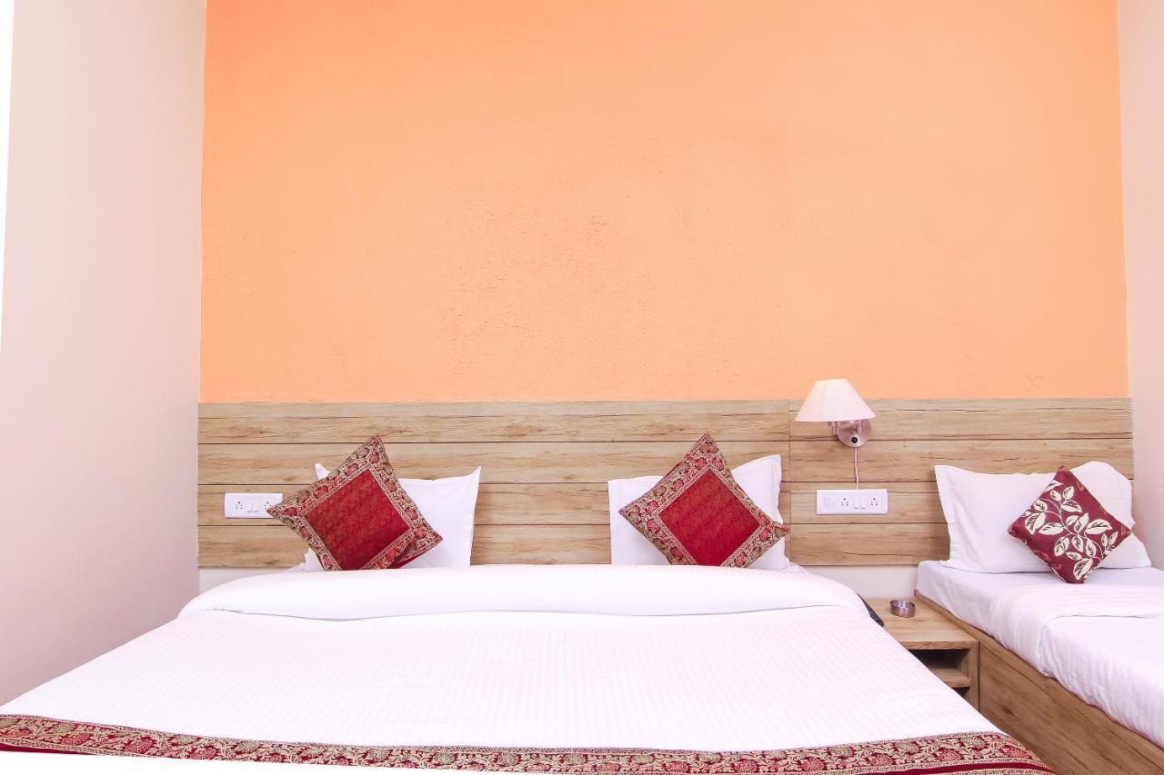 Hotel R B International Varanasi Exteriör bild