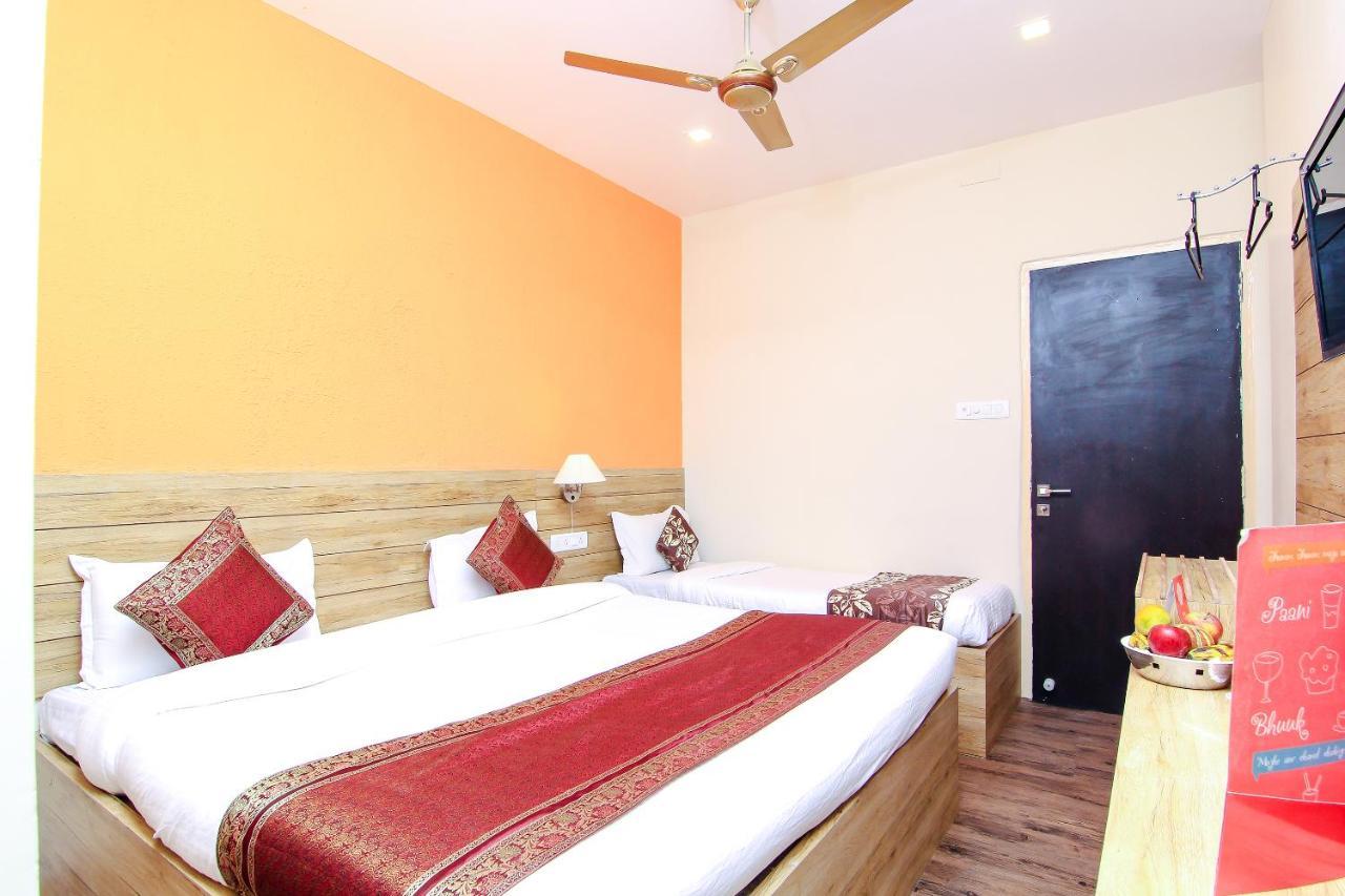 Hotel R B International Varanasi Exteriör bild