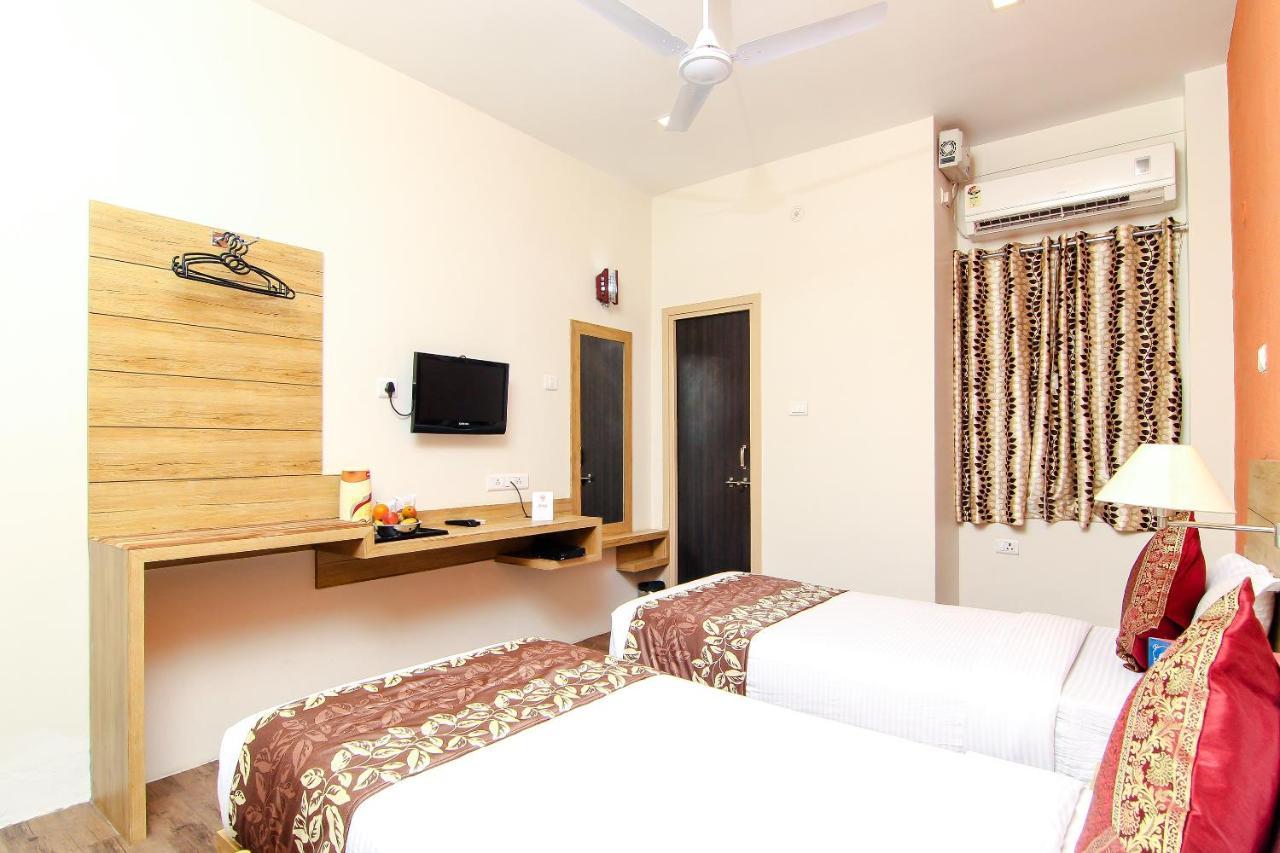 Hotel R B International Varanasi Exteriör bild