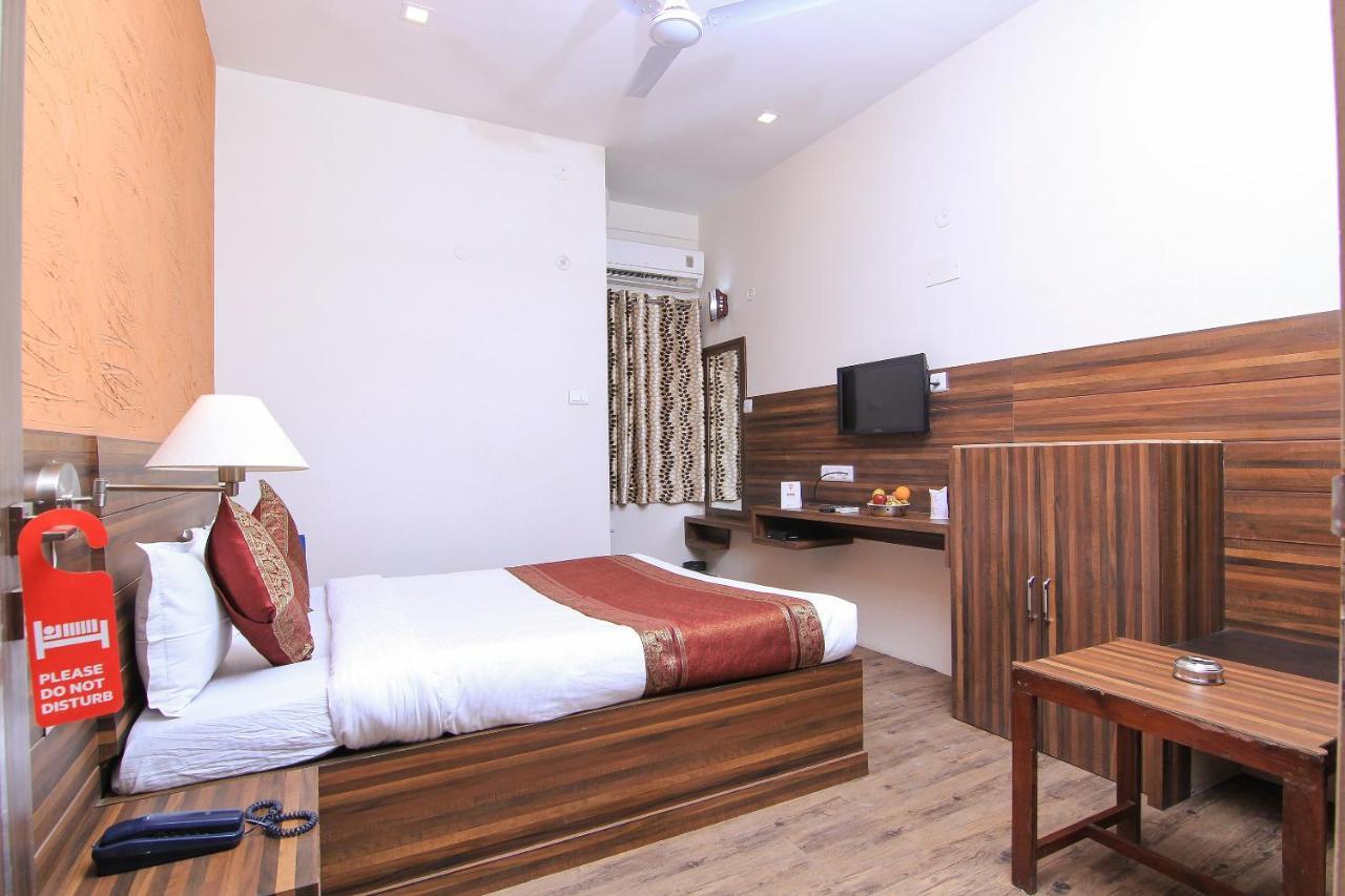 Hotel R B International Varanasi Exteriör bild