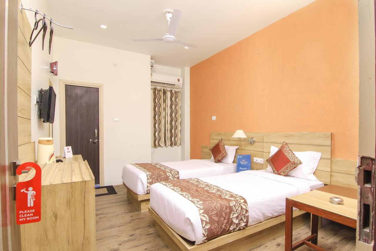 Hotel R B International Varanasi Exteriör bild