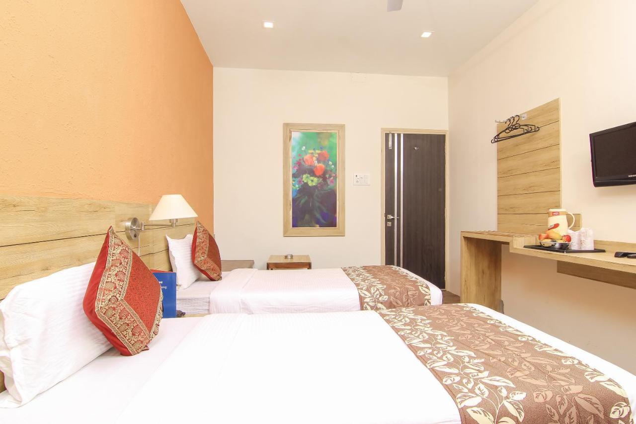 Hotel R B International Varanasi Exteriör bild