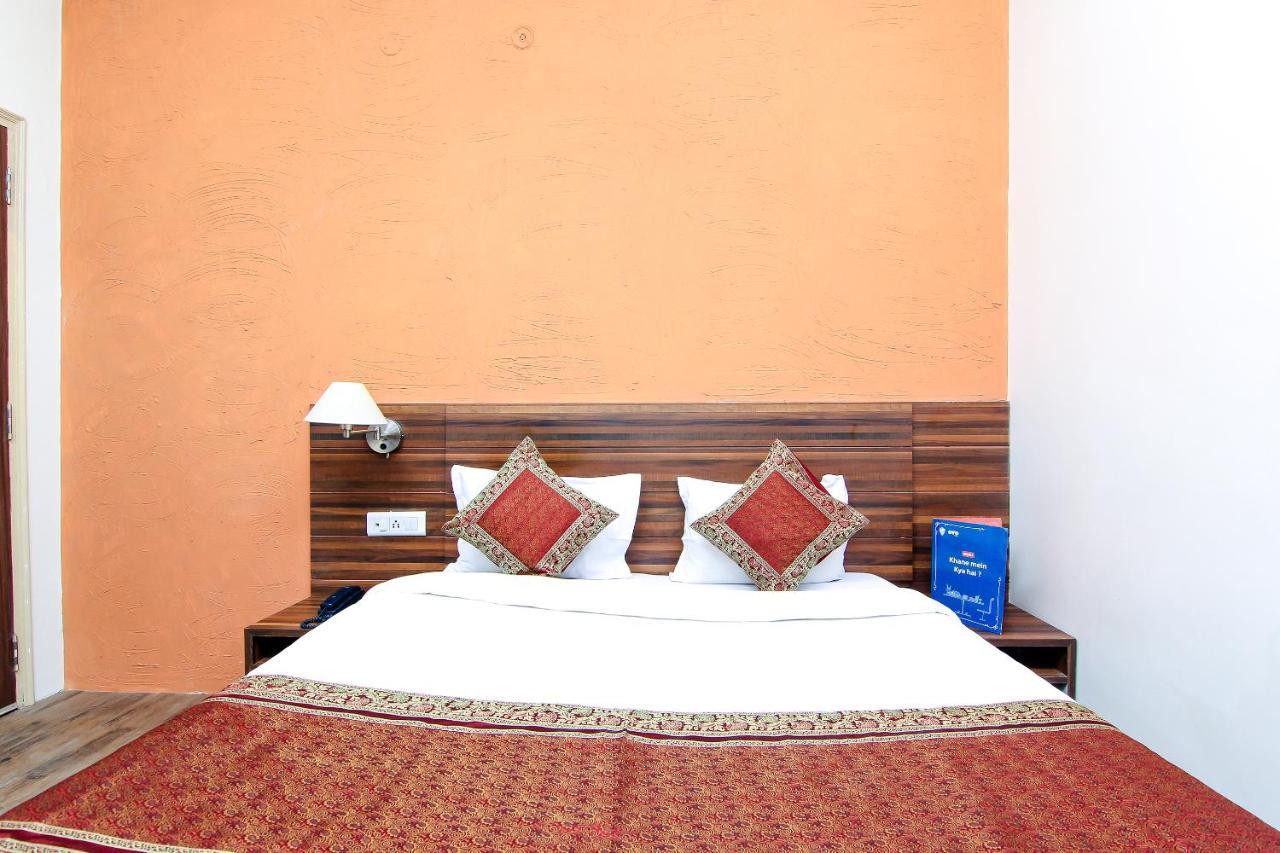 Hotel R B International Varanasi Exteriör bild