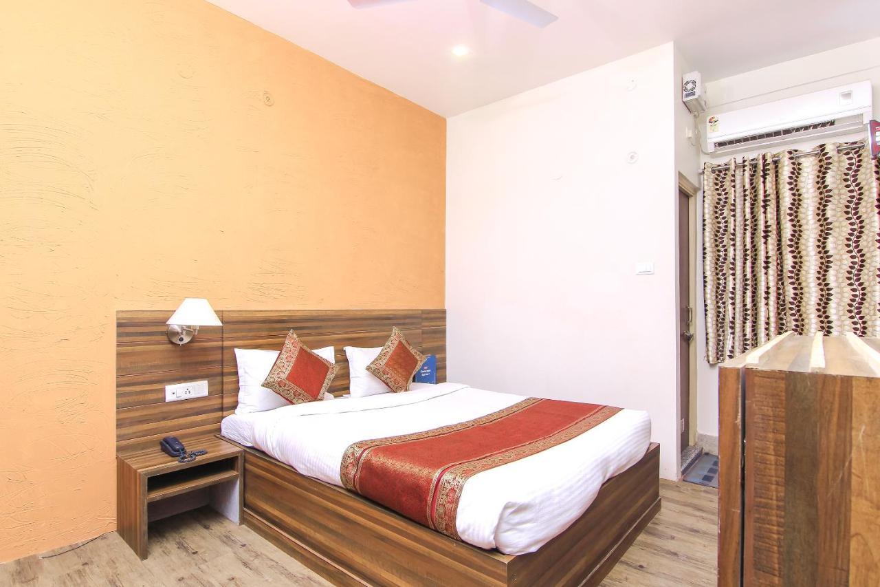 Hotel R B International Varanasi Exteriör bild