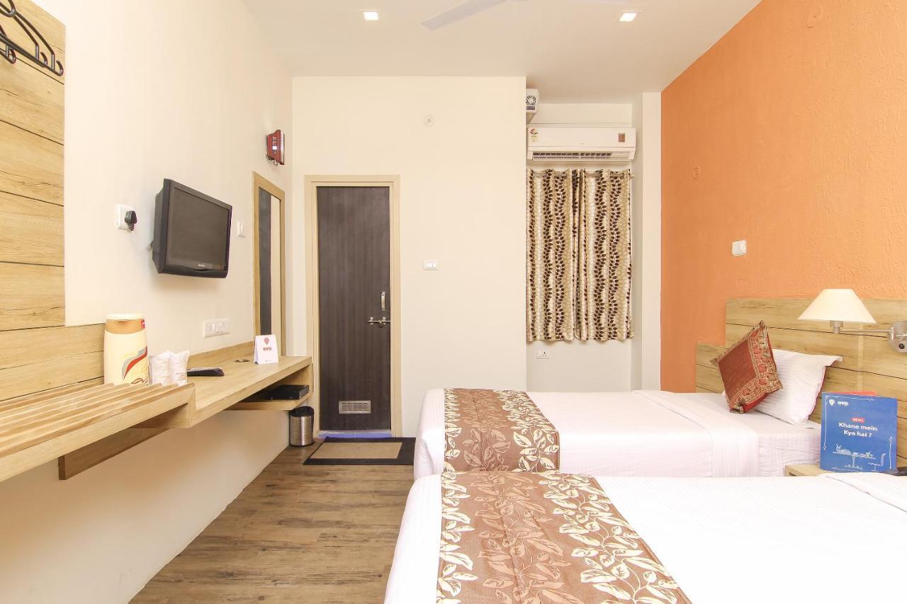Hotel R B International Varanasi Exteriör bild