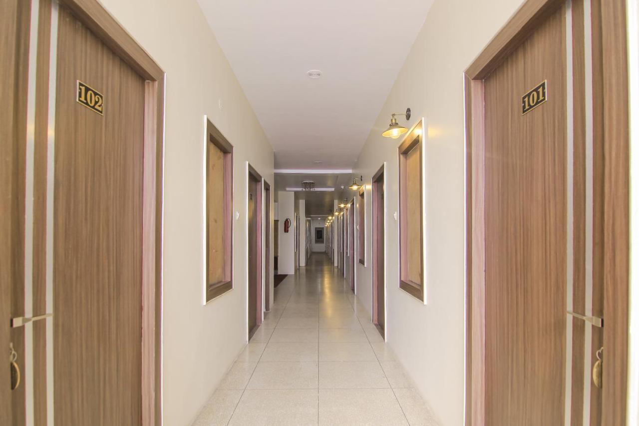 Hotel R B International Varanasi Exteriör bild