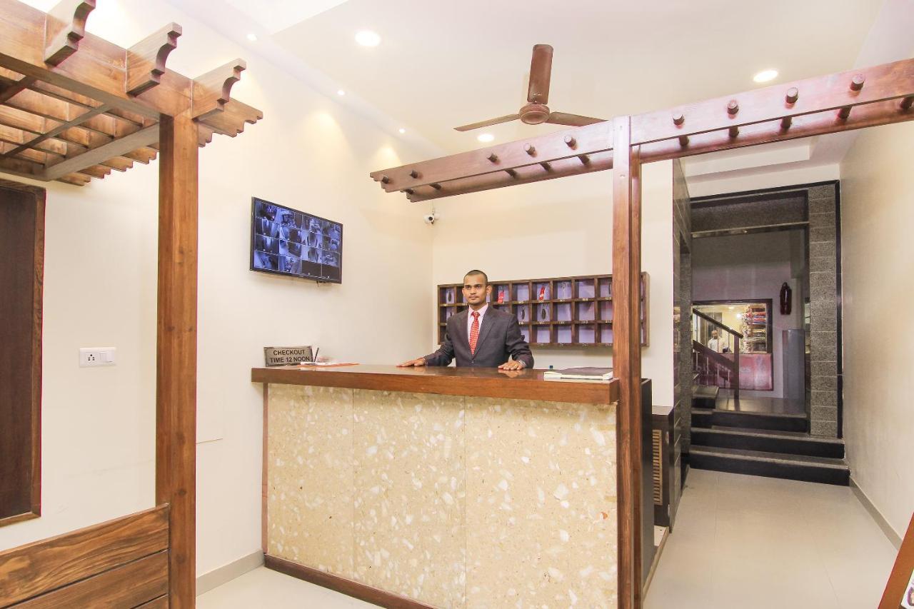 Hotel R B International Varanasi Exteriör bild